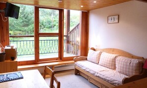 Living area - 2-room Duplex Apartment for 6 People, Ski-in/ski-out, in the Village of Charmettoger in Arc 1800 (Bourg-Saint-Maurice)