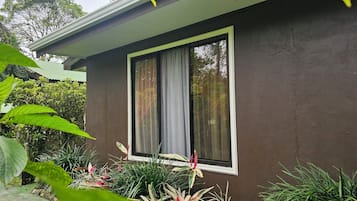 Tremannsrom – comfort, terrasse, hageutsikt | Wi-fi (inkludert) og rullestolvennlig