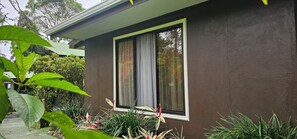 Comfort Triple Room, Patio, Garden View | Free WiFi, wheelchair access - Cabañas Green House (San Vito)