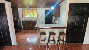 Family Room, Patio, Garden View - Cabañas Green House (San Vito)
