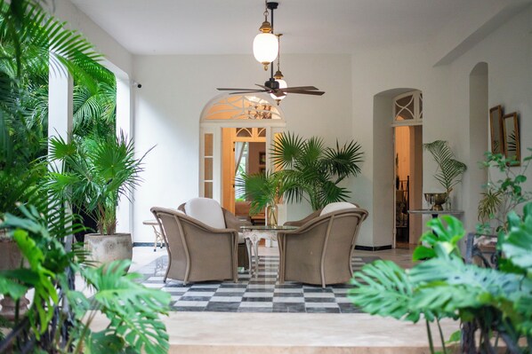 Vila superluxo, 4 quartos, piscina particular, vista para o jardim | Área de estar | TV de tela plana 50 polegadas com canais digitais