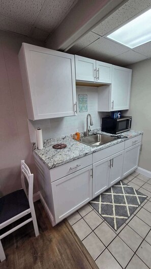 Micro-ondas, cafeteira/chaleira, torradeira