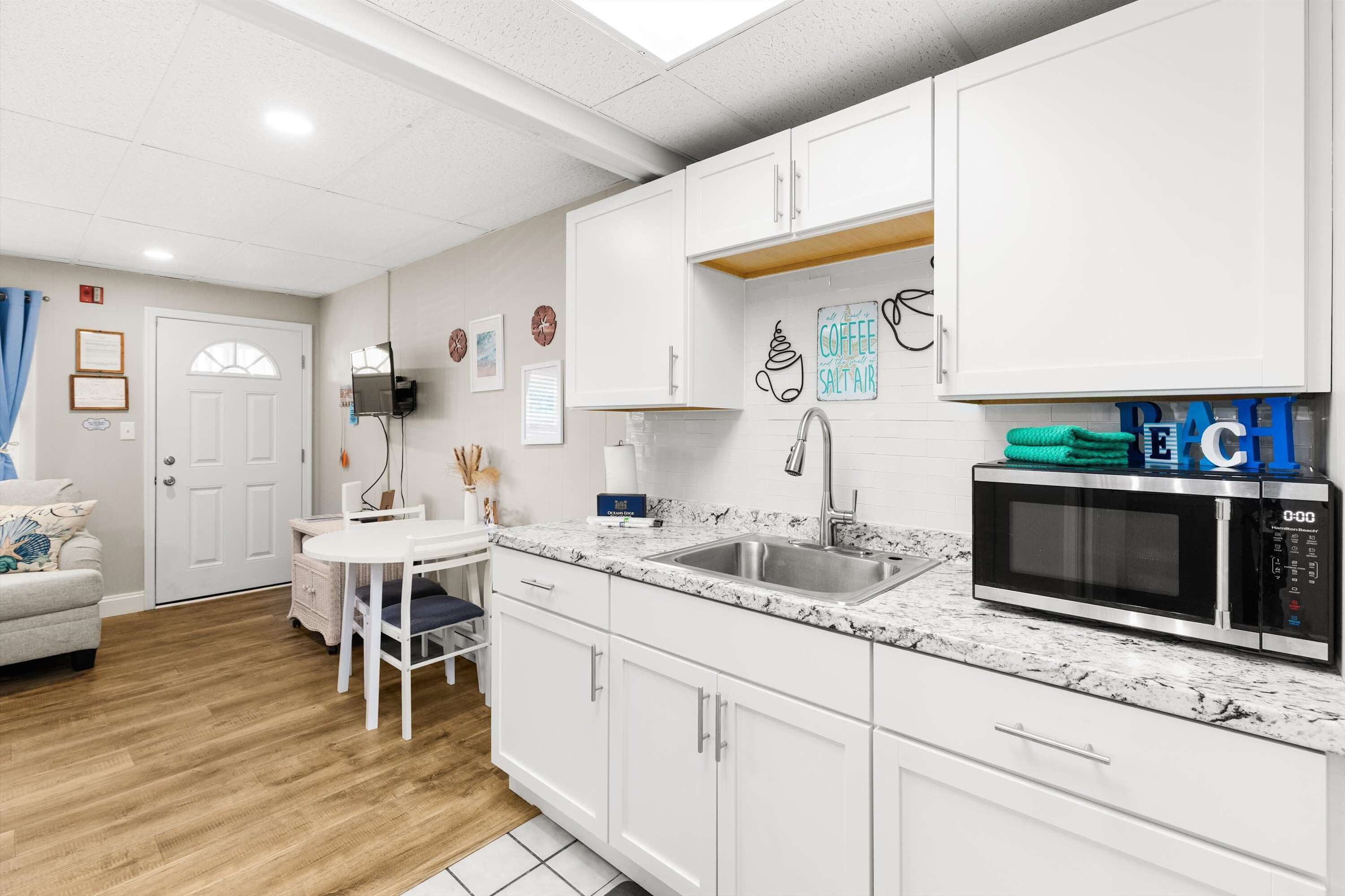 Microwave, coffee/tea maker, toaster, blender