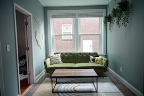 TV - Safe Neighborhood STL-Rainbow Apt! Next to Forrest Park, with AC—Private Parking (St. Louis)