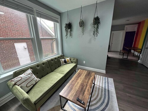 Safe & private apt right next to Forest Park!