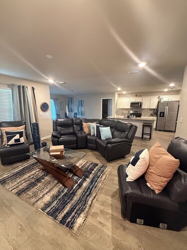 Modern Cozy Retreat Near Everything