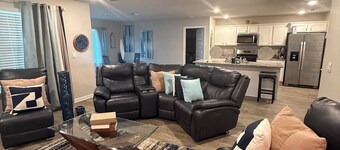 Modern Cozy Retreat Near Everything