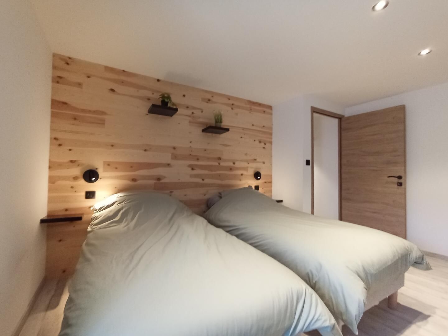 4 slaapkamers, een strijkplank/strijkijzer, reisbedje, gratis wifi