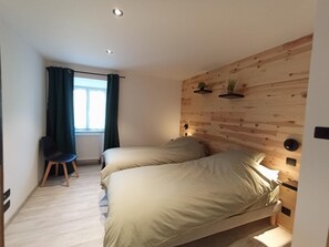 4 quartos, ferros/tábuas de passar roupa, berço de viagem