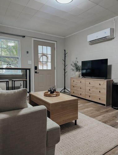 Cozy Apartment Near Downtown and Pensacola NAS