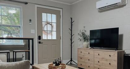 Cozy Apartment Near Downtown and Pensacola NAS