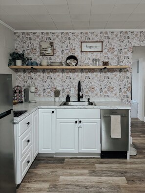 Micro-ondes, plaque de cuisson, lave-vaisselle