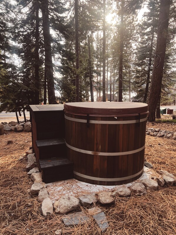 Outdoor spa tub