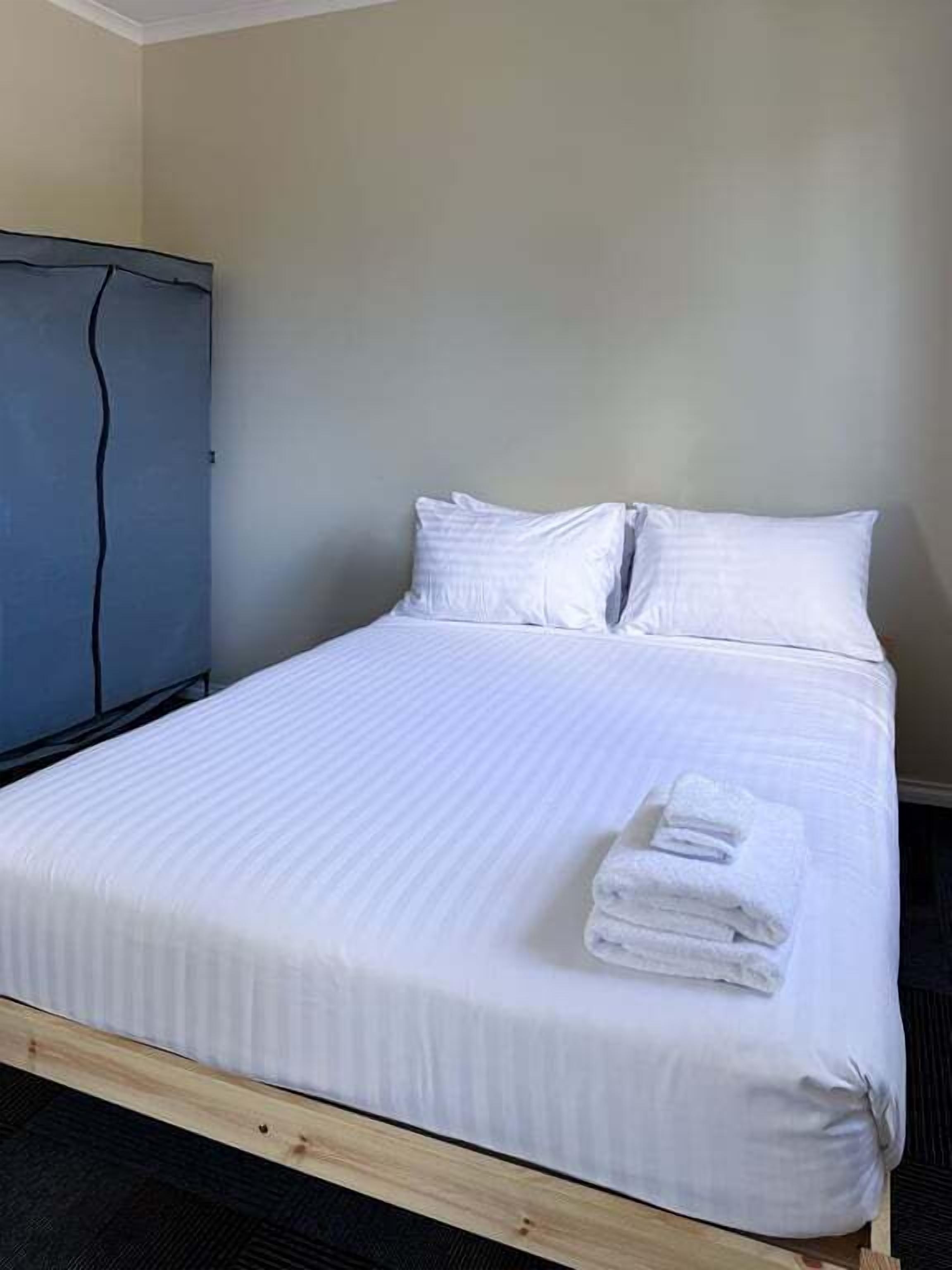 3 chambres, fer et planche à repasser, Wi-Fi, draps fournis