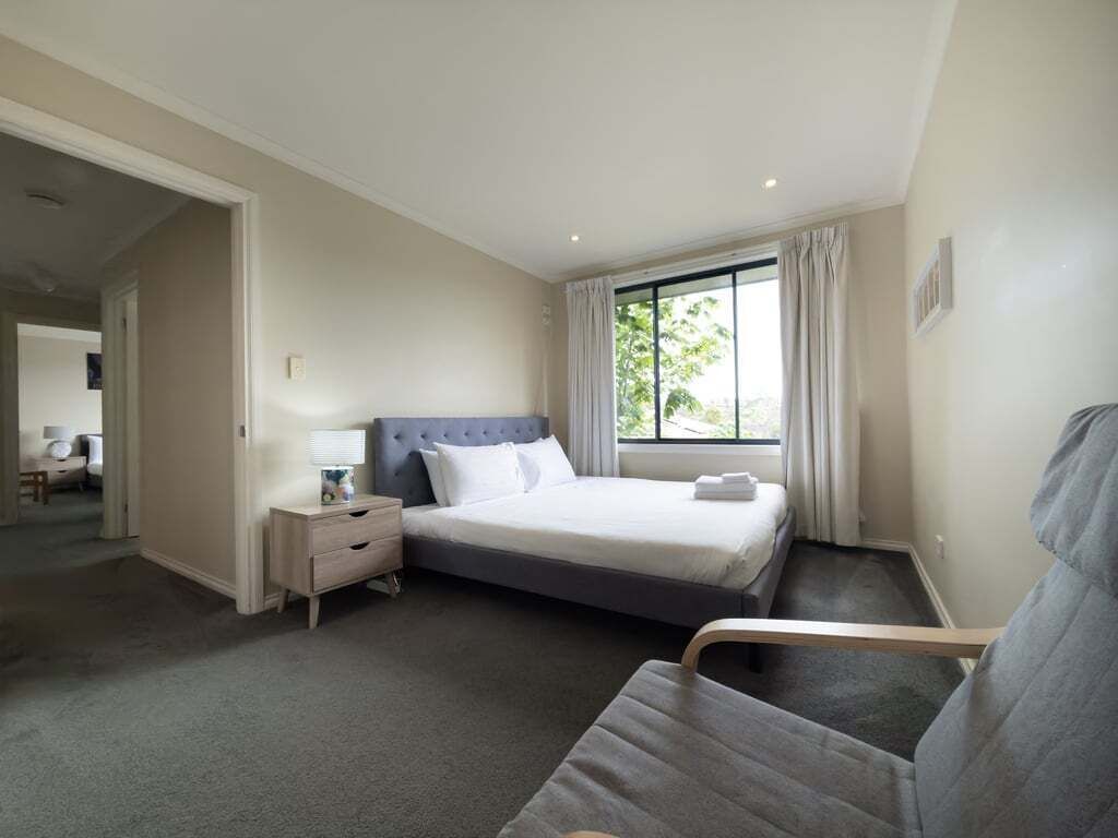 3 habitaciones, tabla de planchar con plancha, wifi y ropa de cama 