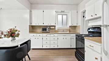 Réfrigérateur, micro-ondes, four, plaque de cuisson