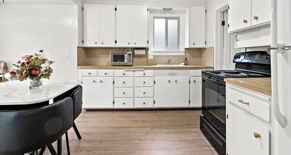 Cozy Seattle Stay Near UW & Green Lake Walk to Parks & Cafés