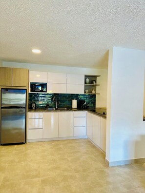 Réfrigérateur, micro-ondes, plaque de cuisson, cafetière/bouilloire