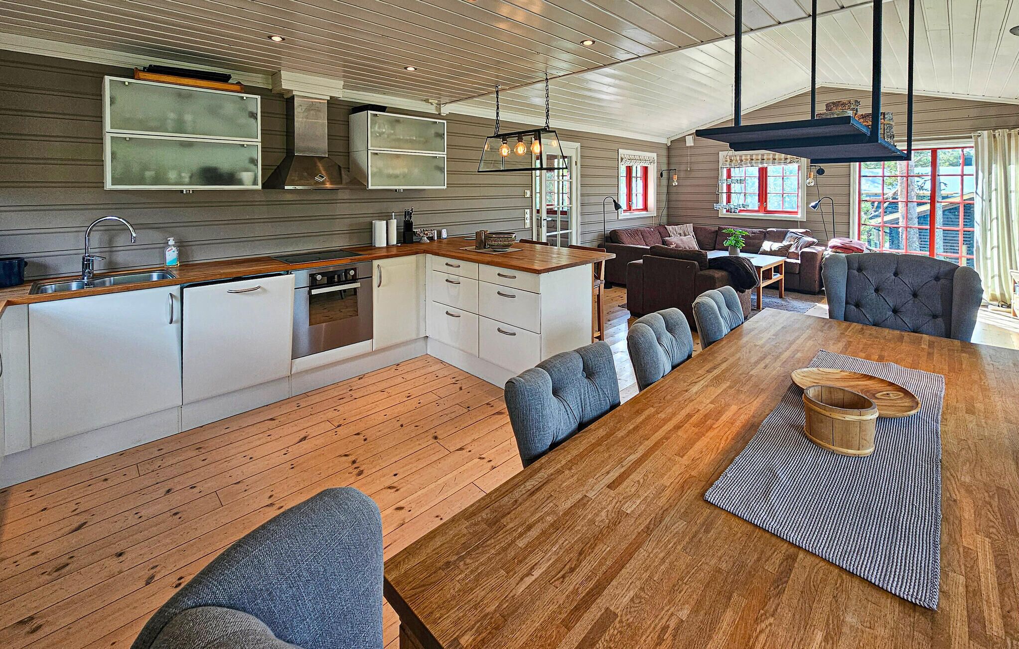 Réfrigérateur, four, lave-vaisselle, cafetière/bouilloire