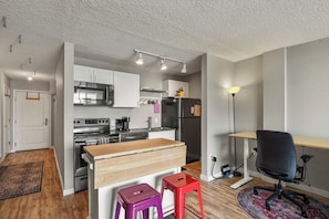 Basic Studio, City View | Private kitchen | Coffee/tea maker