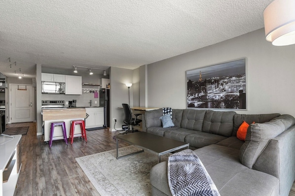 Basic Studio, City View | Living area