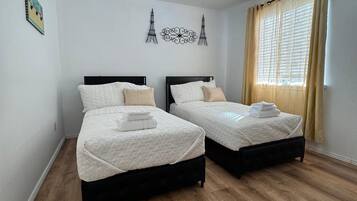 Een strijkplank/strijkijzer, wifi, beddengoed