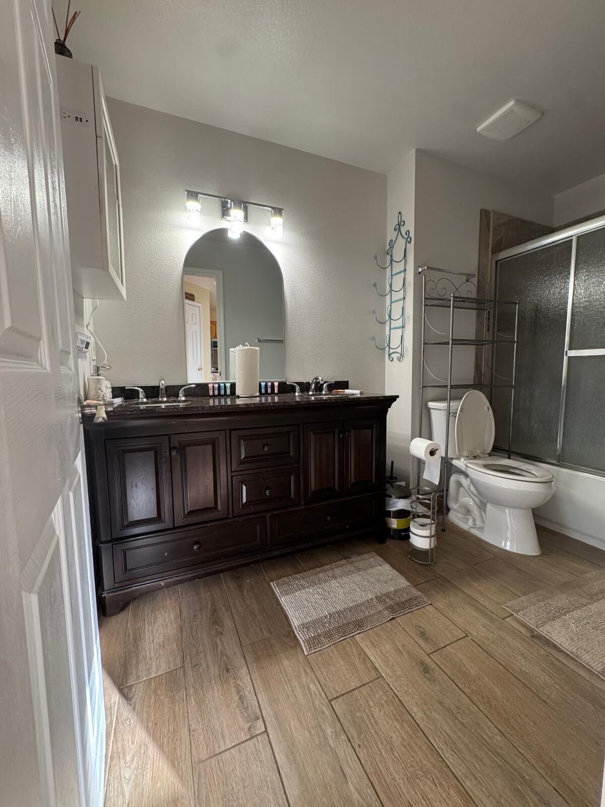 Sèche-cheveux, serviettes fournies, savon, shampoing