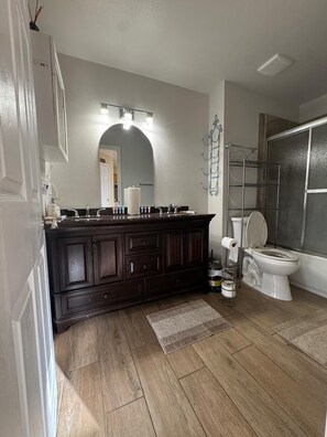 吹风机、毛巾、肥皂、洗发水