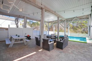 Outdoor dining - SEACREST PARADISE Private Pool & Hot Tub Walk to Beach Pet Friendly Sleeps 13 (Inlet Beach)