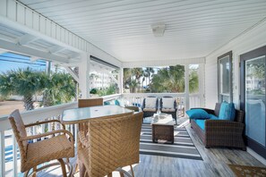 Outdoor dining - DESTIN DOLPHIN Luxury Pet-Friendly Home Private Pool Walk to Beach Sleeps 10 (Destin)