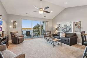 TV, fireplace - Waterview at Delton Grand (Wisconsin Dells)