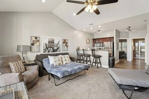 TV, fireplace - Waterview at Delton Grand (Wisconsin Dells)