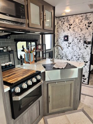 Microwave, oven, stovetop - Tranquil Hill Country RV (Kempner)