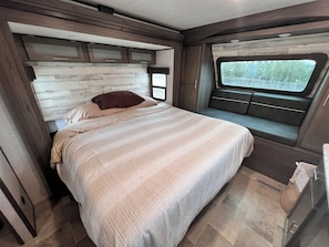 1 bedroom, WiFi, bed sheets - Tranquil Hill Country RV (Kempner)