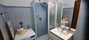 تجهيزات دش، مستلزمات مجانية للعناية الشخصية، مجففات شعر، مراحيض شطف