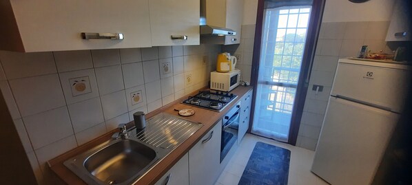 Microonde, forno, piano cottura, lavastoviglie