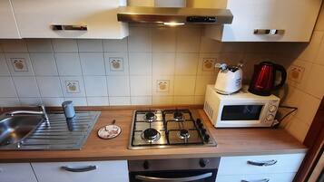 Micro-ondes, four, plaque de cuisson, lave-vaisselle