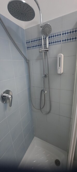 Doccia, set di cortesia gratuito, asciugacapelli, bidet