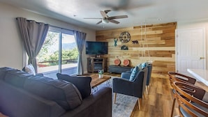 A modern living room with a sofa, coffee table, and TV. - Peaceful Hillside Home with 3BD:2BTH & 30 Mins to Yosemite (Oakhurst)