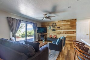 Smart TV - Peaceful Hillside Home with 3BD:2BTH & 30 Mins to Yosemite (Oakhurst)