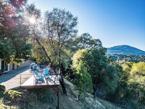 Terrace/patio - Peaceful Hillside Home with 3BD:2BTH & 30 Mins to Yosemite (Oakhurst)