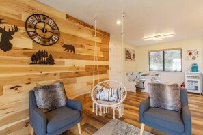 Interior - Peaceful Hillside Home with 3BD:2BTH & 30 Mins to Yosemite (Oakhurst)