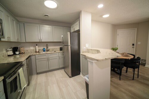 UptownLUXE Retreat~Walk to BOA/Spectrum~Free Parking~ W/D~ 2BR