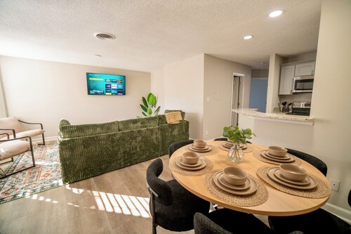 UptownLUXE Retreat~Walk to BOA/Spectrum~Free Parking~ W/D~ 2BR