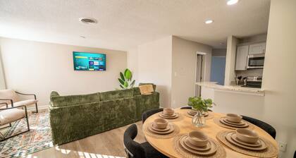 UptownLUXE Retreat~Walk to BOA/Spectrum~Free Parking~ W/D~ 2BR