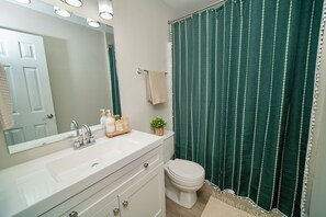 Een haardroger, handdoeken, zeep, toiletpapier