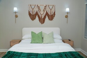 2 bedrooms, iron/ironing board, WiFi, bed sheets - UptownLUXE Retreat~Walk to BOA/Spectrum~Free Parking~ W/D~ 2BR (Charlotte)