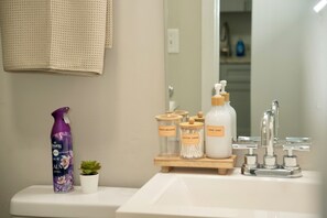 Hair dryer, towels, soap, toilet paper - UptownLUXE Retreat~Walk to BOA/Spectrum~Free Parking~ W/D~ 2BR (Charlotte)