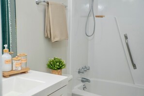 Haartrockner, Handtücher, Seife, Toilettenpapier