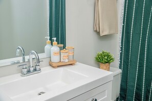 مجففات شعر، مناشف، صابون، ورق حمّام